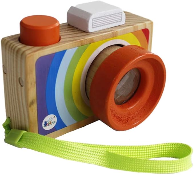 GoodPlay Cartoon Mini Wooden Camera Toy with Multi-Prism Kaleidoscope Pictures Lens Portable Camera for Children Toddlers (Carrying in The Hand)