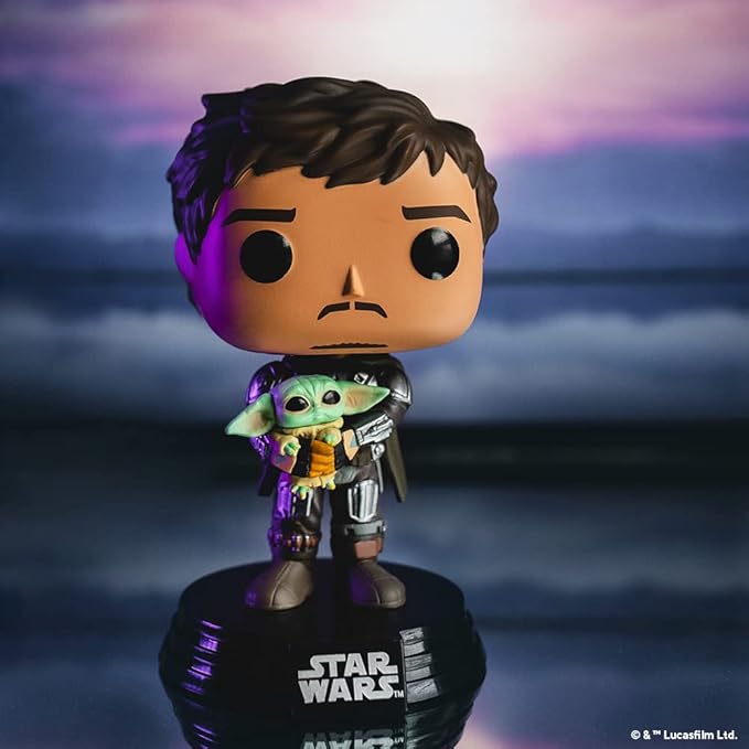 Funko POP Star Wars: The Mandalorian - Mandalorian (Din Djarrin) Holding The Child (Grogu), Multicolor (54525)