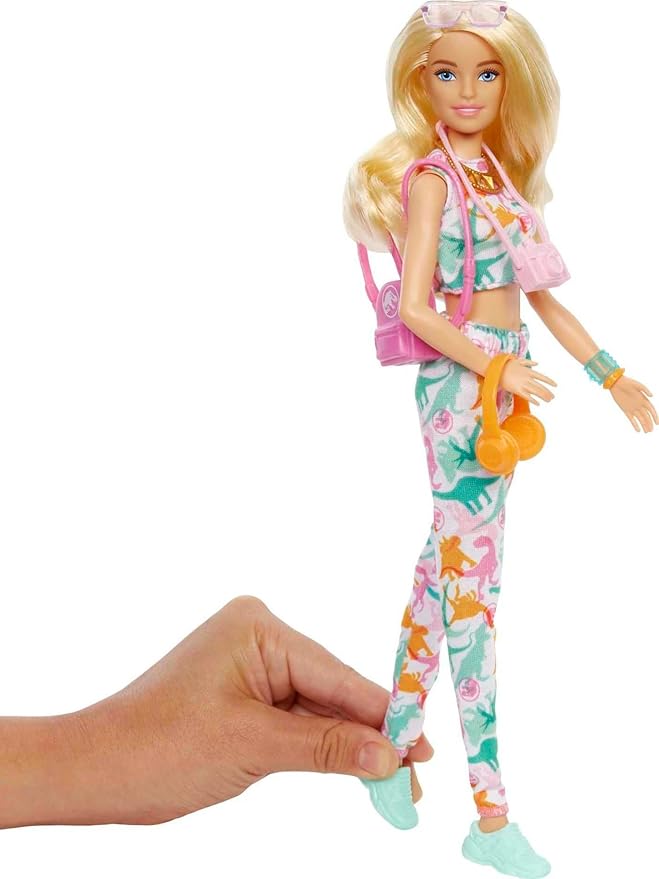 Barbie Fashion Pack of Doll Clothes Inspired by Jurassic World, Collectible Set Includes Crop Top & Jogger Pants with Dinosaur Print & 8 Accessories
