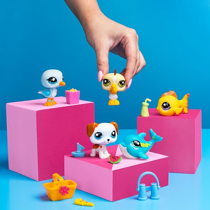 BANDAI Littlest Pet Shop Collectors 5 Pack Beach Besties, The Pack Contains 5 LPS Mini Pet Toys 7 Accessories 1 Collector Card and 1 Virtual Code, Collectable Toys for Girls and Boys