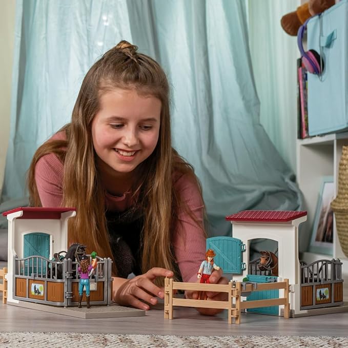 Schleich Horse Club - 25 PC Lisa and Storm Horse Toy Stall Playset with Accessories - Customizable Stable Name Tag - Realistic, Posable Rider and Pony Toys for Girls and Boys - Kids Ages 5+ - 42709