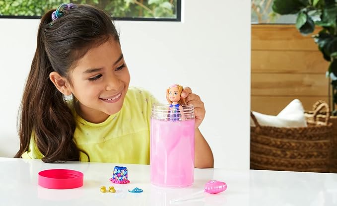Barbie Chelsea Color Reveal Doll & Accessories, 6 Surprises Include Small Doll, Clothes & Color Change on Hair (Styles May Vary)