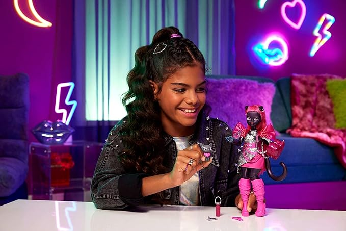 Monster High Catty Noir Doll with Pet Cat Amulette and Accessories Like Backpack, Music Book, Microphone and More