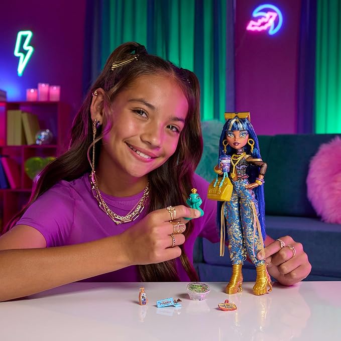Monster High Doll, Cleo De Nile in Crop Top and Golden Denim Cargo Pants with Pet Snake Hissette and 7 Accessories Like Salad, Smoothie and Purse