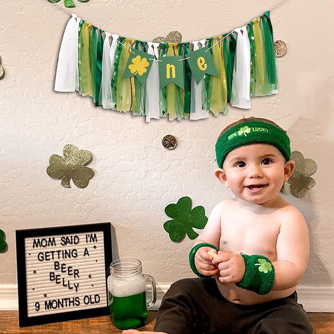 St Patrick's Day Lucky One High Chair Banner - 1st Birthday Party Decoration Supplies Highchair Banner, Lucky Four-Leaf Clover Sign Banner For First Birthday Decoration, Anniversary Milestone Celebration Party Photo Prop
