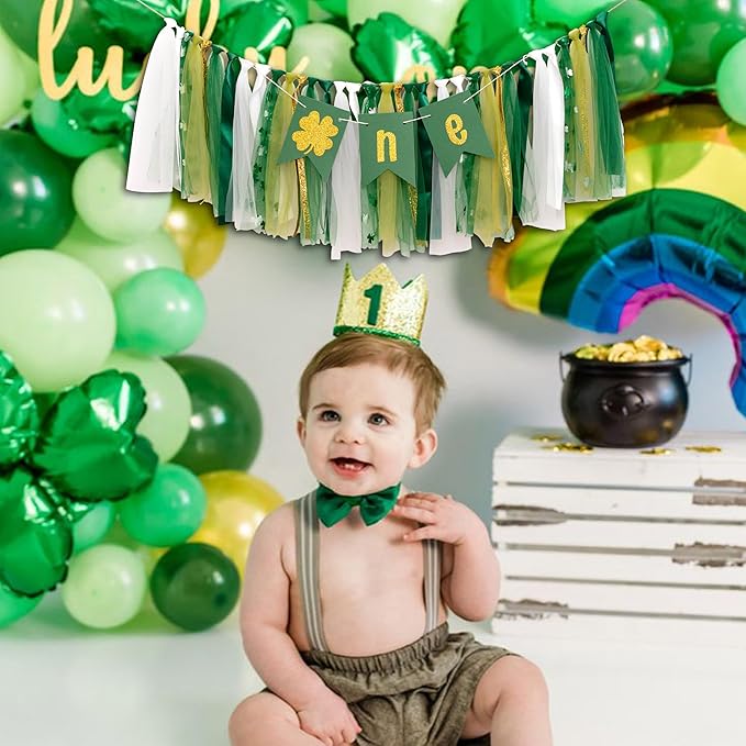 St Patrick's Day Lucky One High Chair Banner - 1st Birthday Party Decoration Supplies Highchair Banner, Lucky Four-Leaf Clover Sign Banner For First Birthday Decoration, Anniversary Milestone Celebration Party Photo Prop
