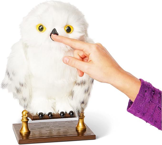 Wizarding World Harry Potter, Enchanting Hedwig Interactive Owl with Over 15 Sounds and Movements and Hogwarts Envelope, Kids Toys for Ages 5 and up