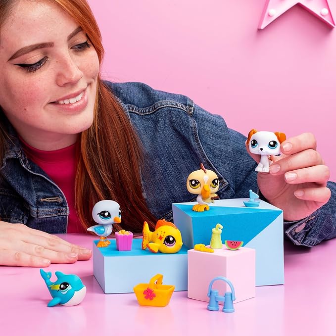 BANDAI Littlest Pet Shop Collectors 5 Pack Beach Besties, The Pack Contains 5 LPS Mini Pet Toys 7 Accessories 1 Collector Card and 1 Virtual Code, Collectable Toys for Girls and Boys