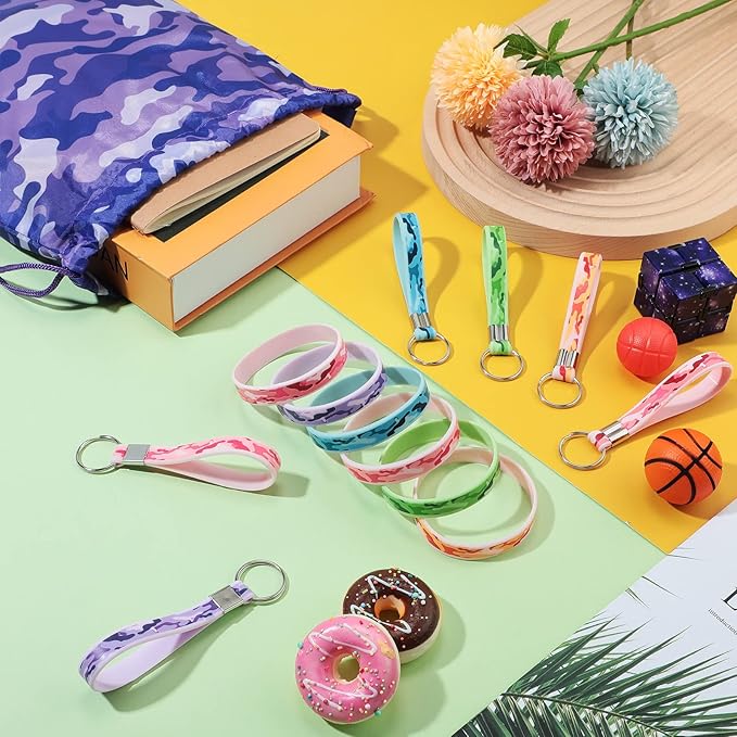 36 Pcs Tie Dye Party Favors Camouflage Drawstring Bag Bulk Camouflage Military Rubber Keychain Silicone Bracelet for Goodie Bag Stuffers Fillers Summer Camping Birthday Party Supplies(Assorted Camo)