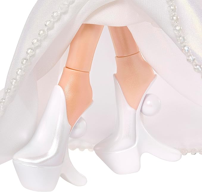 Bratz 2025 Holidayz Frosty Nightz Cloe Collector Doll with Premium Fashions and Accessories
