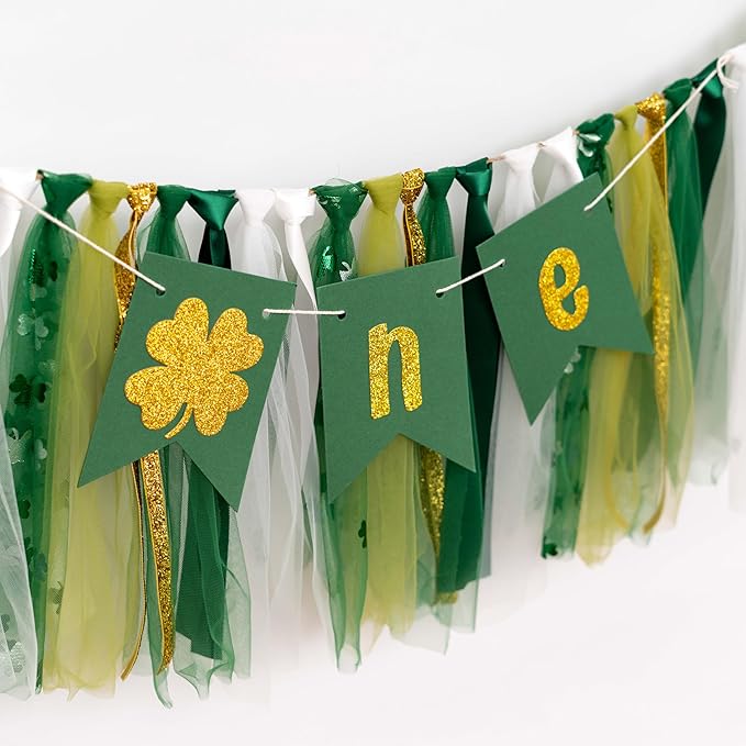 St Patrick's Day Lucky One High Chair Banner - 1st Birthday Party Decoration Supplies Highchair Banner, Lucky Four-Leaf Clover Sign Banner For First Birthday Decoration, Anniversary Milestone Celebration Party Photo Prop