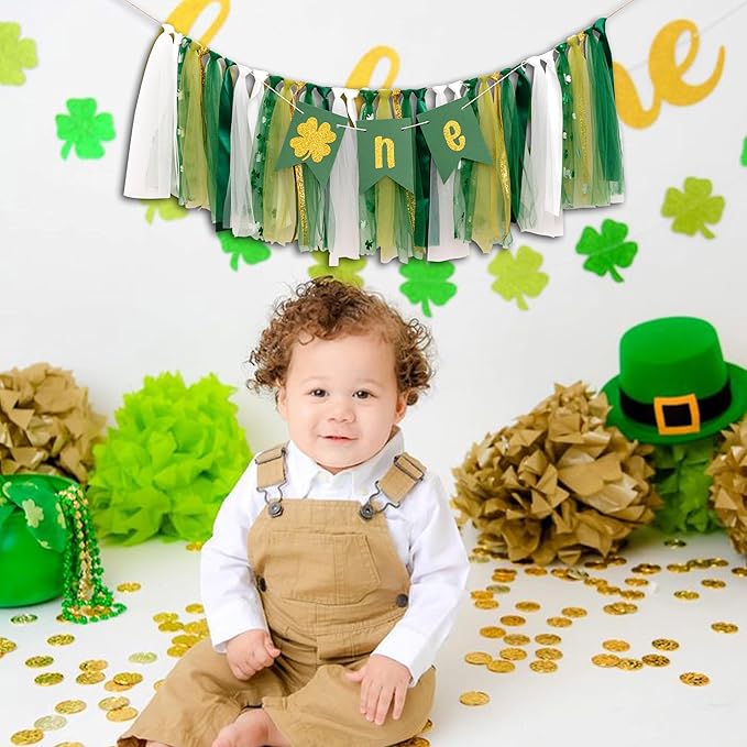 St Patrick's Day Lucky One High Chair Banner - 1st Birthday Party Decoration Supplies Highchair Banner, Lucky Four-Leaf Clover Sign Banner For First Birthday Decoration, Anniversary Milestone Celebration Party Photo Prop
