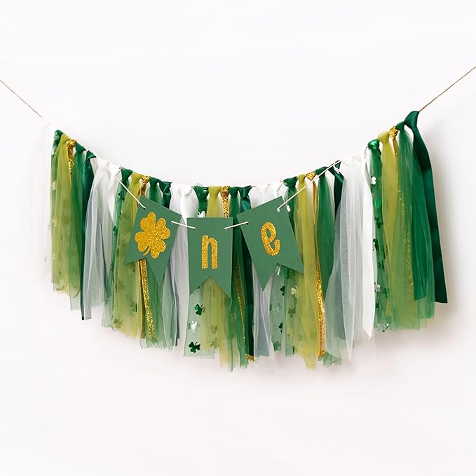 St Patrick's Day Lucky One High Chair Banner - 1st Birthday Party Decoration Supplies Highchair Banner, Lucky Four-Leaf Clover Sign Banner For First Birthday Decoration, Anniversary Milestone Celebration Party Photo Prop