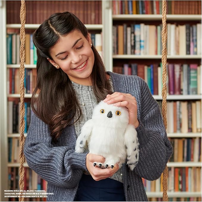 Wizarding World Harry Potter, Enchanting Hedwig Interactive Owl with Over 15 Sounds and Movements and Hogwarts Envelope, Kids Toys for Ages 5 and up