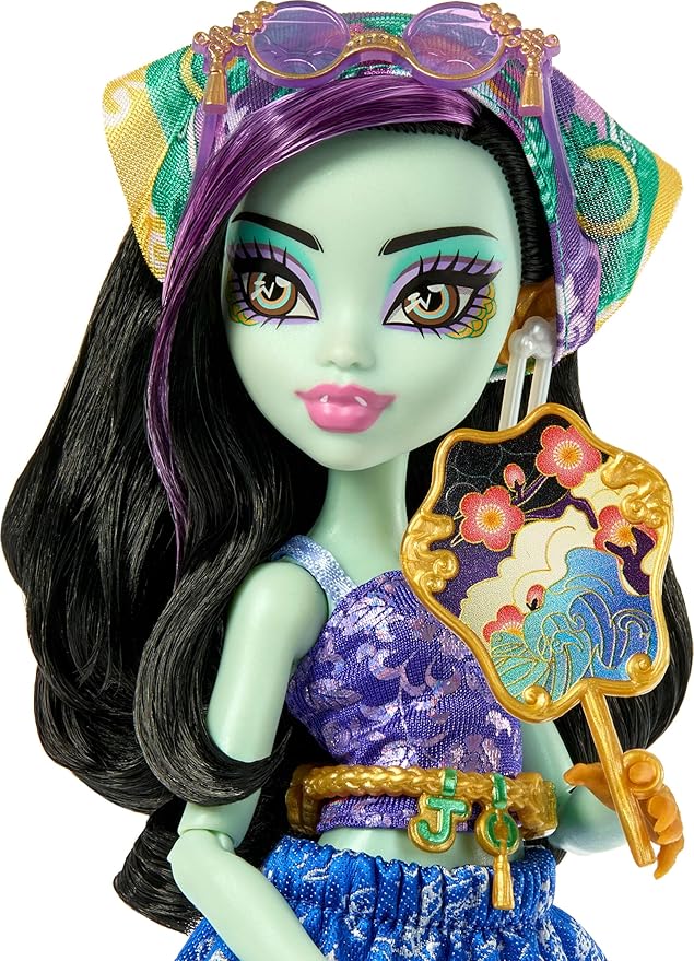 Monster High Skulltimate Secrets Jinafire Long Doll and Accessories Set, Destination: Gore-geous Oasis with Suitcase and 19+ Surprises Like Clothes