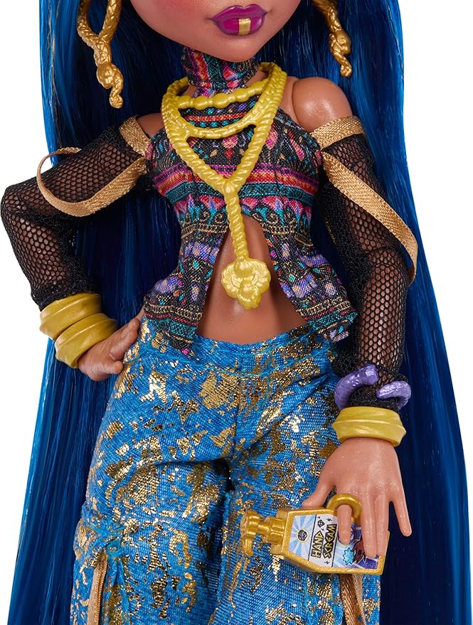 Monster High Doll, Cleo De Nile in Crop Top and Golden Denim Cargo Pants with Pet Snake Hissette and 7 Accessories Like Salad, Smoothie and Purse